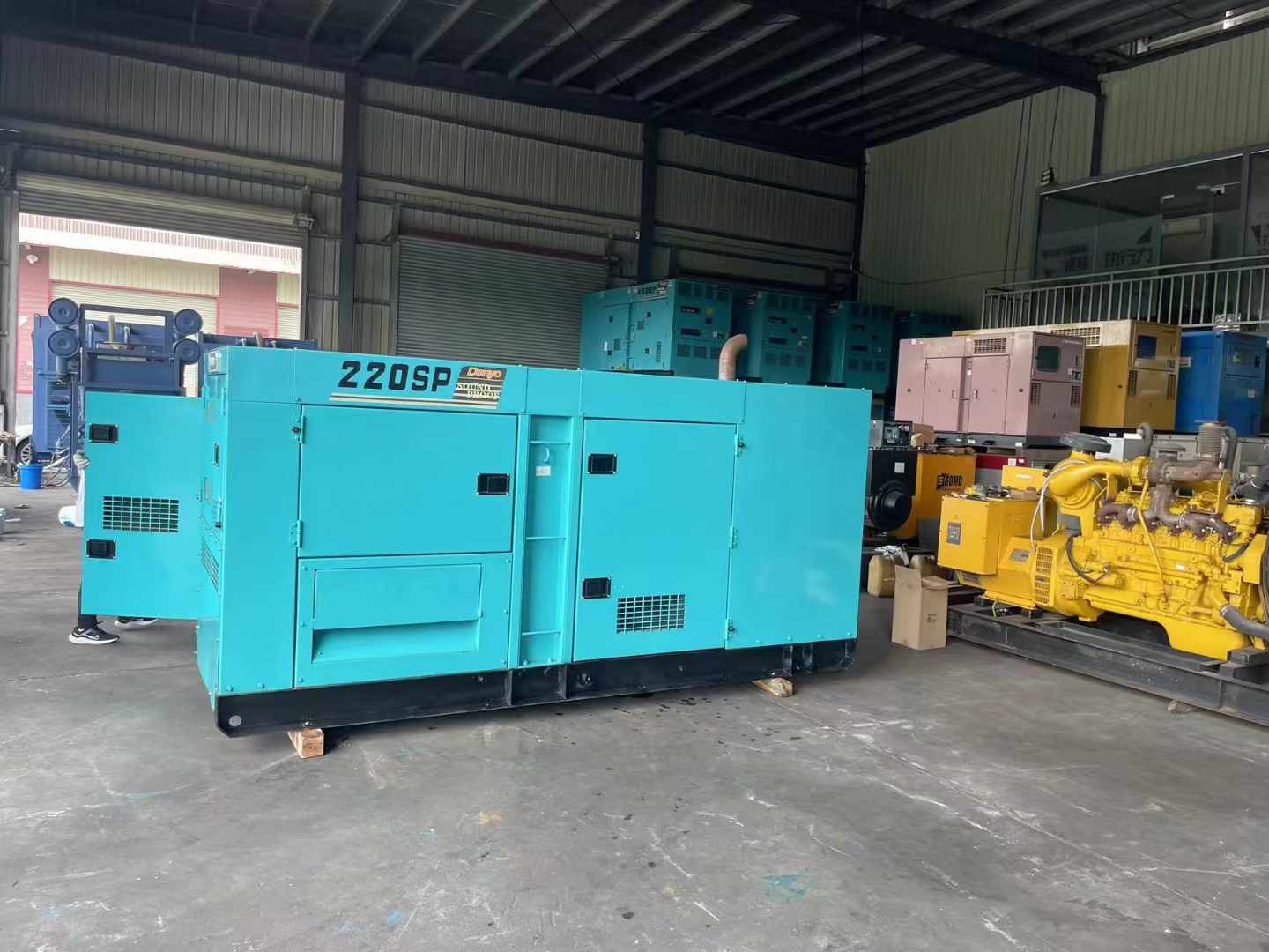 新密800kW 柴油发电机的输出电流波动范围是多少？
